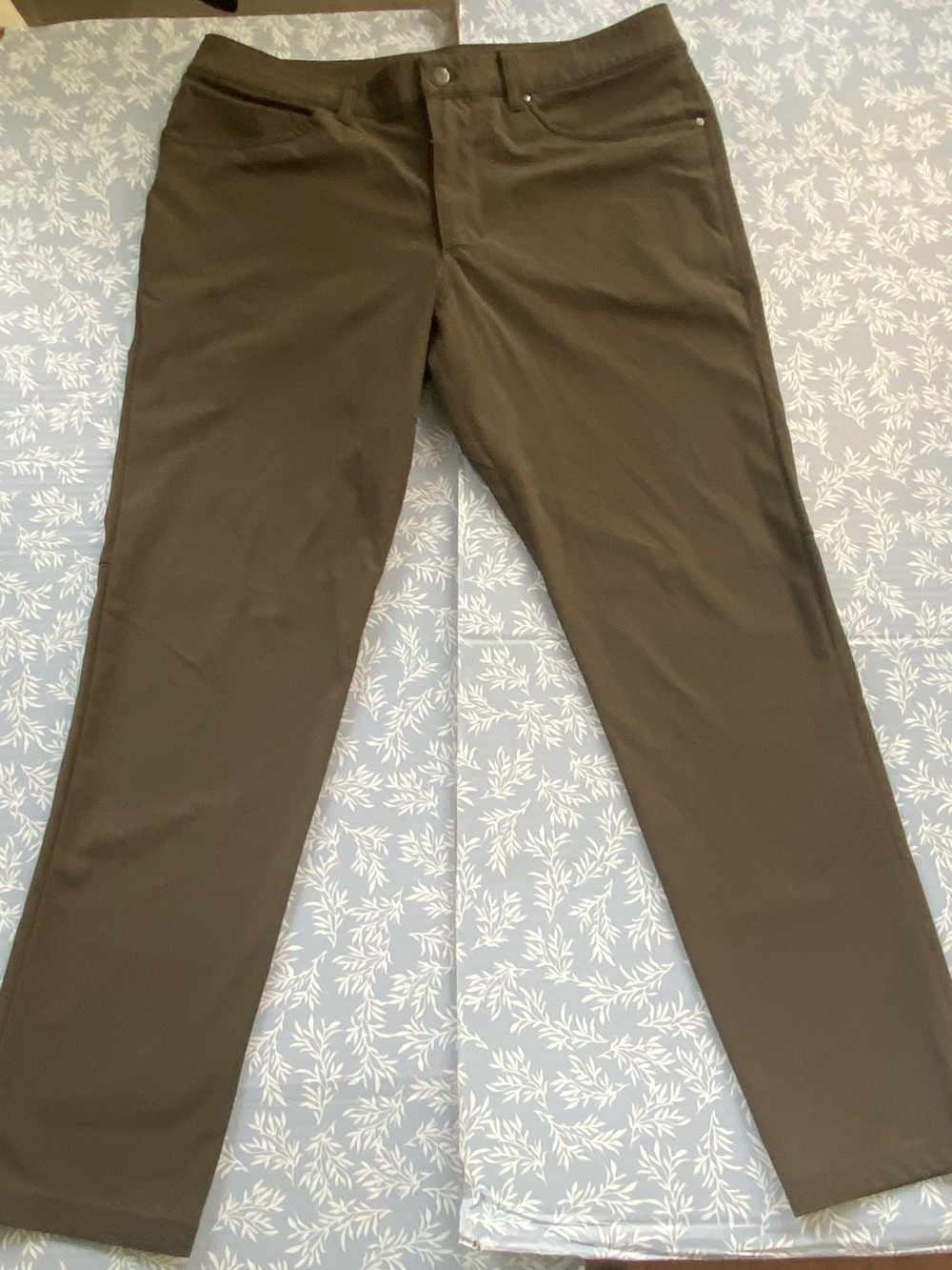 lululemon athletica Men's Straight Chinos in Olive Green